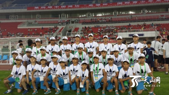 新疆乌鲁木齐市第五小学足球队：长大后再“灭”日韩